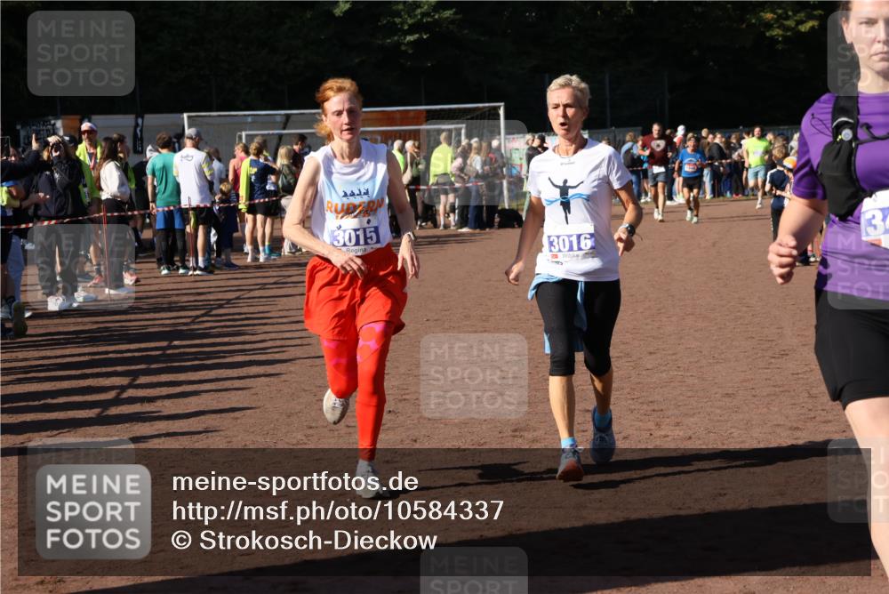 27.09.2026 - 35. Volkslauf durch das schöne Alstertal Strokosch-Dieckow http://msf.ph/oto/10584337 27.09.2026 11:36:37 Ziel 3015, 3016, 3421 meine-sportfotos.de