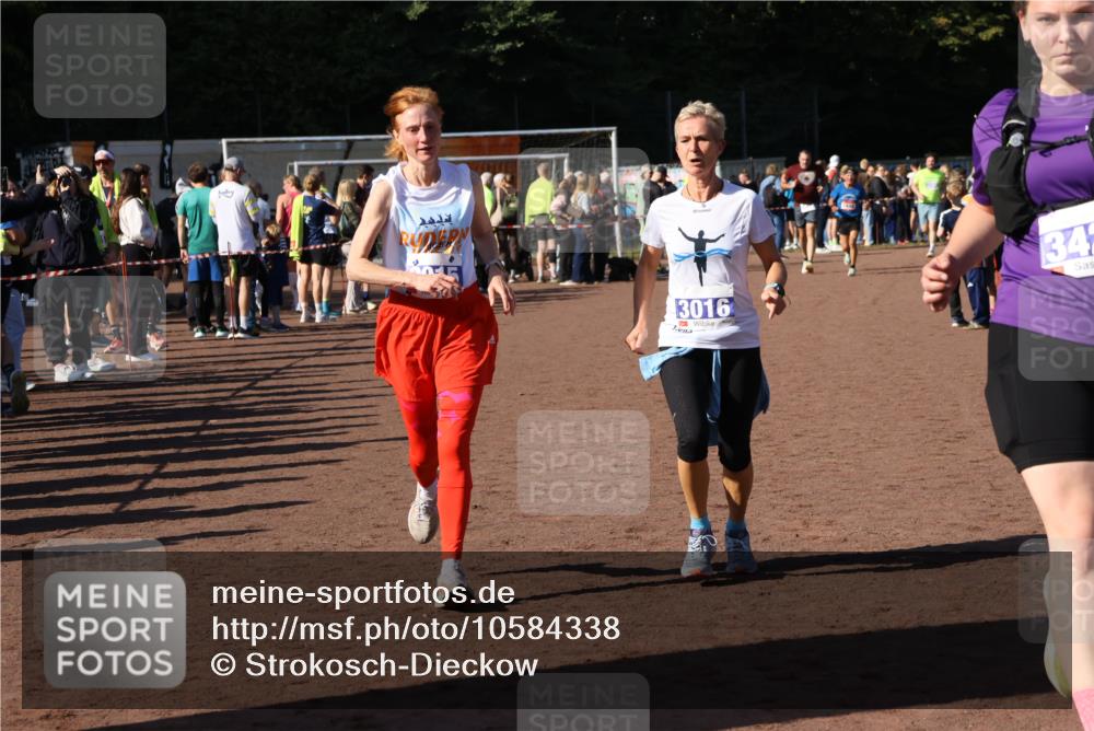 27.09.2026 - 35. Volkslauf durch das schöne Alstertal Strokosch-Dieckow http://msf.ph/oto/10584338 27.09.2026 11:36:37 Ziel 3015, 3016, 3421 meine-sportfotos.de