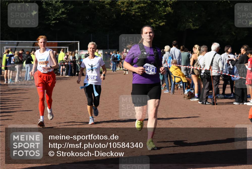 27.09.2026 - 35. Volkslauf durch das schöne Alstertal Strokosch-Dieckow http://msf.ph/oto/10584340 27.09.2026 11:36:36 Ziel 3015, 3016, 3421 meine-sportfotos.de
