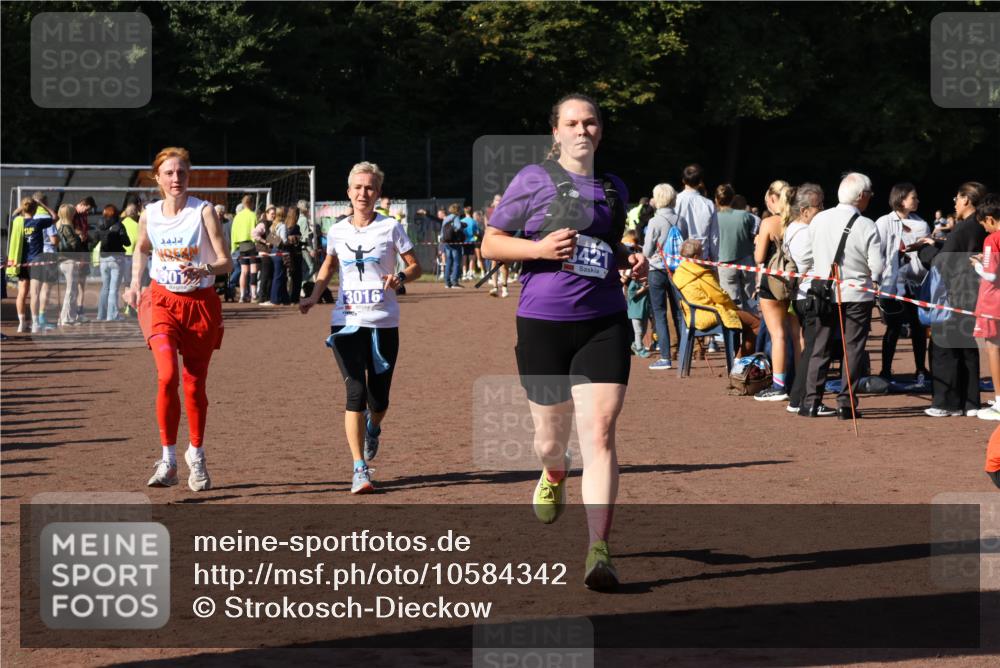 27.09.2026 - 35. Volkslauf durch das schöne Alstertal Strokosch-Dieckow http://msf.ph/oto/10584342 27.09.2026 11:36:36 Ziel 3015, 3016, 3421 meine-sportfotos.de