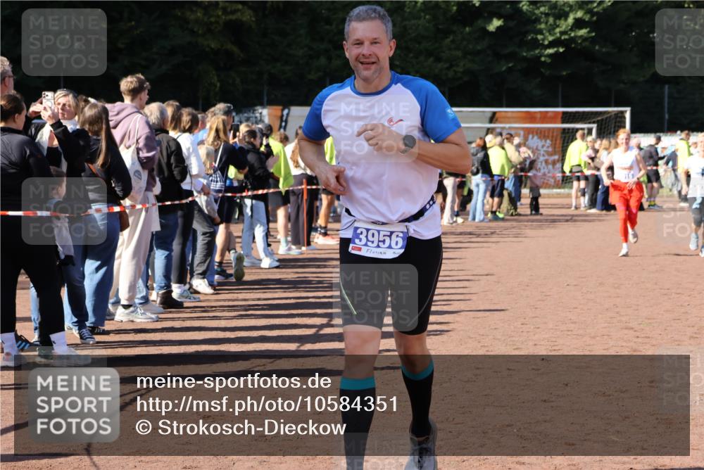 27.09.2026 - 35. Volkslauf durch das schöne Alstertal Strokosch-Dieckow http://msf.ph/oto/10584351 27.09.2026 11:36:31 Ziel 3015, 3016, 3310, 3421, 3956 meine-sportfotos.de