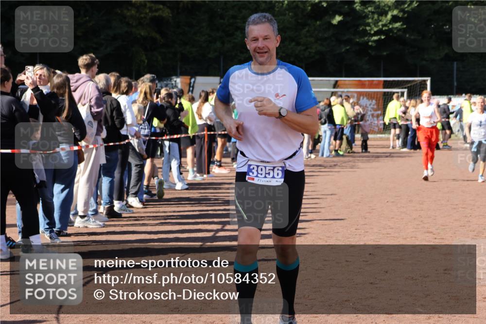 27.09.2026 - 35. Volkslauf durch das schöne Alstertal Strokosch-Dieckow http://msf.ph/oto/10584352 27.09.2026 11:36:31 Ziel 3015, 3016, 3310, 3421, 3956 meine-sportfotos.de