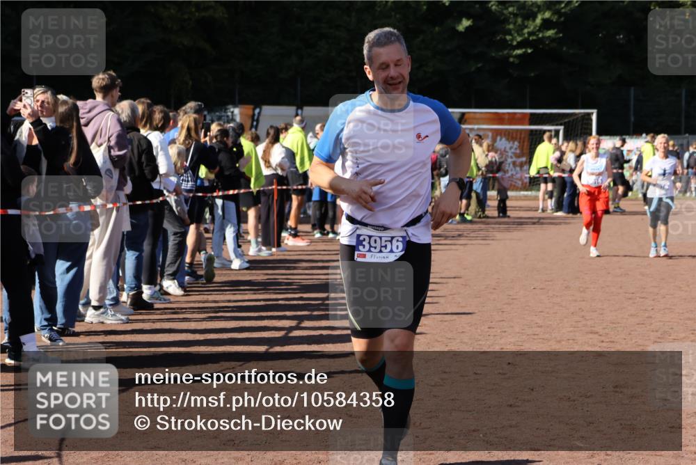 27.09.2026 - 35. Volkslauf durch das schöne Alstertal Strokosch-Dieckow http://msf.ph/oto/10584358 27.09.2026 11:36:31 Ziel 3015, 3016, 3310, 3421, 3956 meine-sportfotos.de