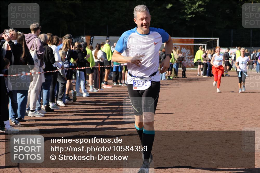 27.09.2026 - 35. Volkslauf durch das schöne Alstertal Strokosch-Dieckow http://msf.ph/oto/10584359 27.09.2026 11:36:31 Ziel 3015, 3016, 3310, 3421, 3956 meine-sportfotos.de