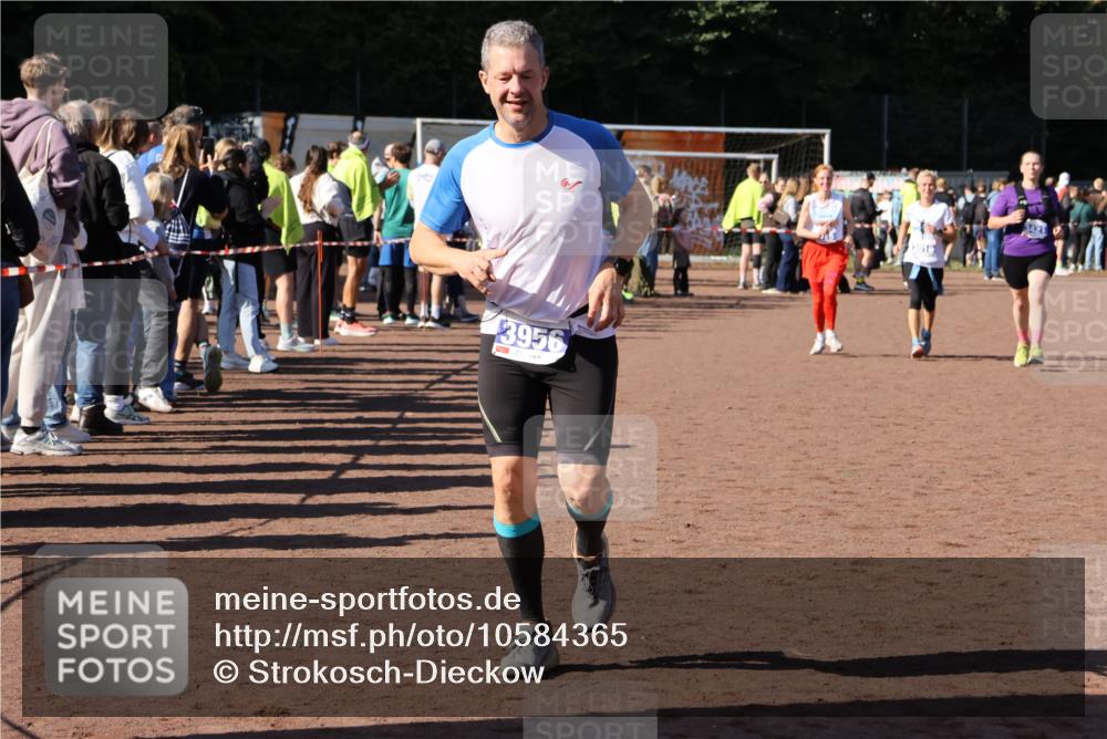 27.09.2026 - 35. Volkslauf durch das schöne Alstertal Strokosch-Dieckow http://msf.ph/oto/10584365 27.09.2026 11:36:30 Ziel 3015, 3016, 3310, 3421, 3956 meine-sportfotos.de