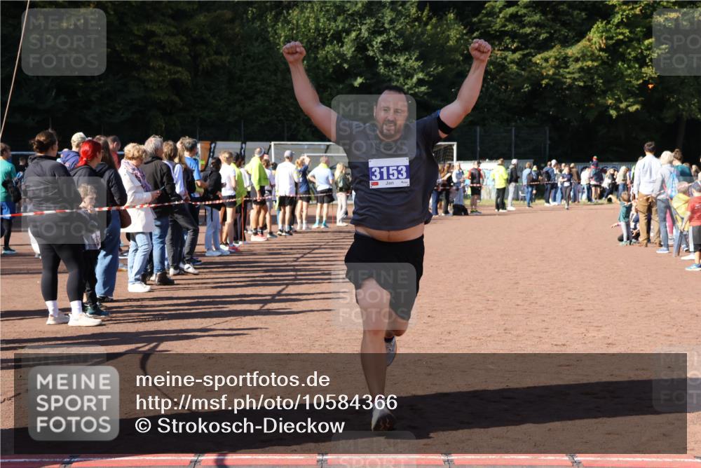 27.09.2026 - 35. Volkslauf durch das schöne Alstertal Strokosch-Dieckow http://msf.ph/oto/10584366 27.09.2026 11:38:24 Ziel 3153 meine-sportfotos.de