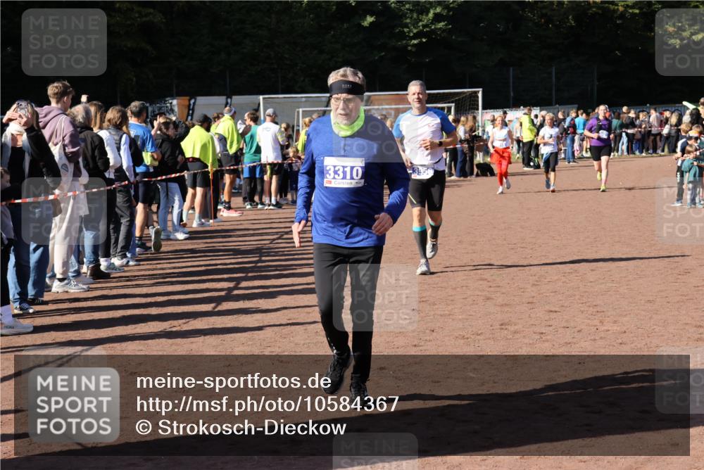 27.09.2026 - 35. Volkslauf durch das schöne Alstertal Strokosch-Dieckow http://msf.ph/oto/10584367 27.09.2026 11:36:28 Ziel 3310, 3956, 3957 meine-sportfotos.de