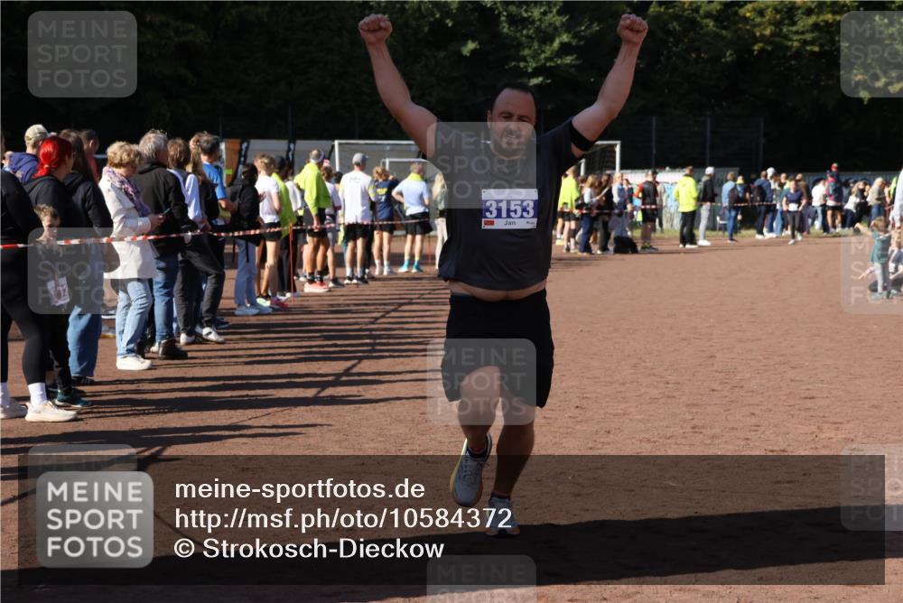 27.09.2026 - 35. Volkslauf durch das schöne Alstertal Strokosch-Dieckow http://msf.ph/oto/10584372 27.09.2026 11:38:24 Ziel 3153 meine-sportfotos.de