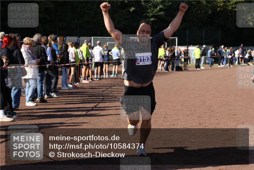 27.09.2026 - 35. Volkslauf durch das schöne Alstertal Strokosch-Dieckow http://msf.ph/oto/10584374 27.09.2026 11:38:24 Ziel 3153 meine-sportfotos.de