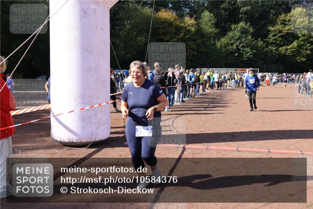 27.09.2026 - 35. Volkslauf durch das schöne Alstertal Strokosch-Dieckow http://msf.ph/oto/10584376 27.09.2026 11:36:26 Ziel 1432, 3310, 3956, 3957 meine-sportfotos.de
