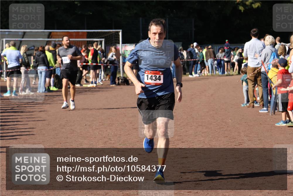 27.09.2026 - 35. Volkslauf durch das schöne Alstertal Strokosch-Dieckow http://msf.ph/oto/10584377 27.09.2026 11:38:18 Ziel 1434, 3153 meine-sportfotos.de