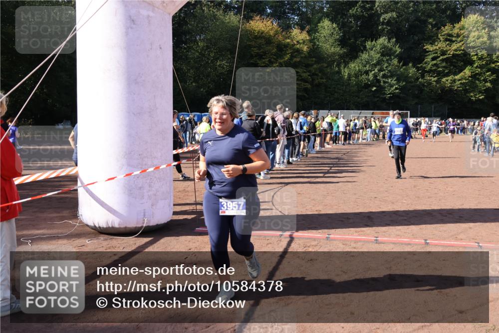 27.09.2026 - 35. Volkslauf durch das schöne Alstertal Strokosch-Dieckow http://msf.ph/oto/10584378 27.09.2026 11:36:26 Ziel 1432, 3310, 3956, 3957 meine-sportfotos.de