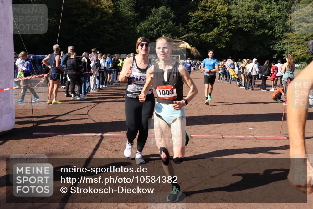 27.09.2026 - 35. Volkslauf durch das schöne Alstertal Strokosch-Dieckow http://msf.ph/oto/10584382 27.09.2026 11:36:22 Ziel 1003, 1432, 3129, 3182, 3183, 3310, 3957 meine-sportfotos.de