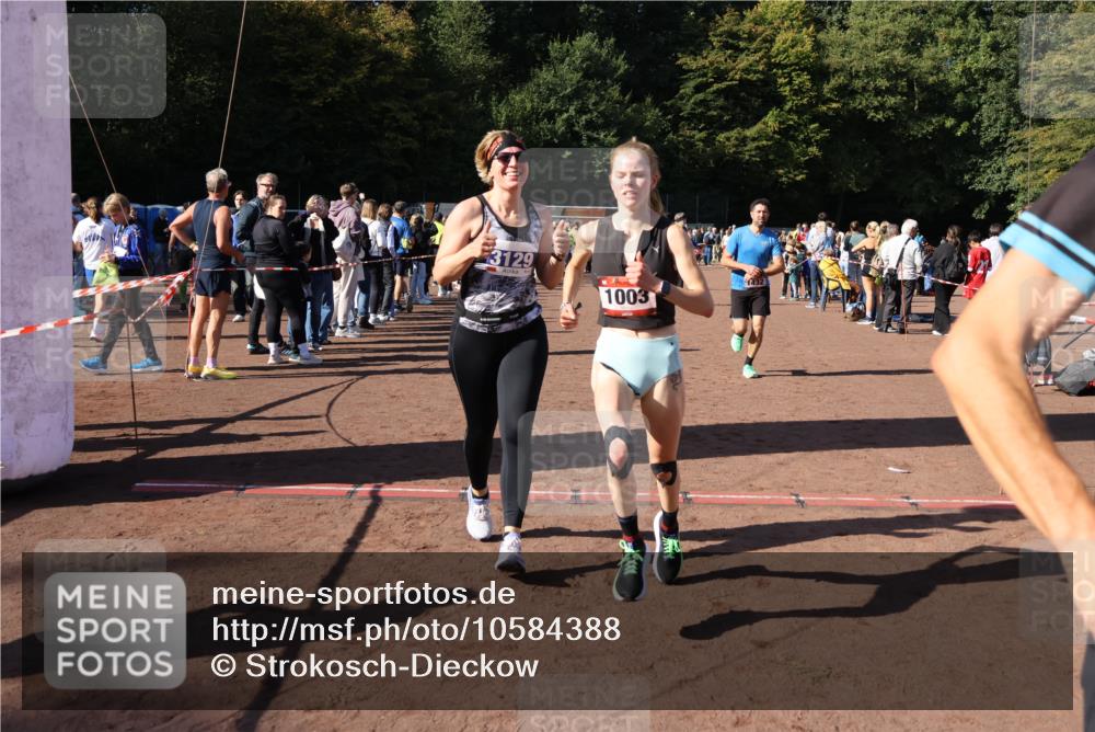 27.09.2026 - 35. Volkslauf durch das schöne Alstertal Strokosch-Dieckow http://msf.ph/oto/10584388 27.09.2026 11:36:22 Ziel 1003, 1432, 3129, 3182, 3183, 3310, 3957 meine-sportfotos.de