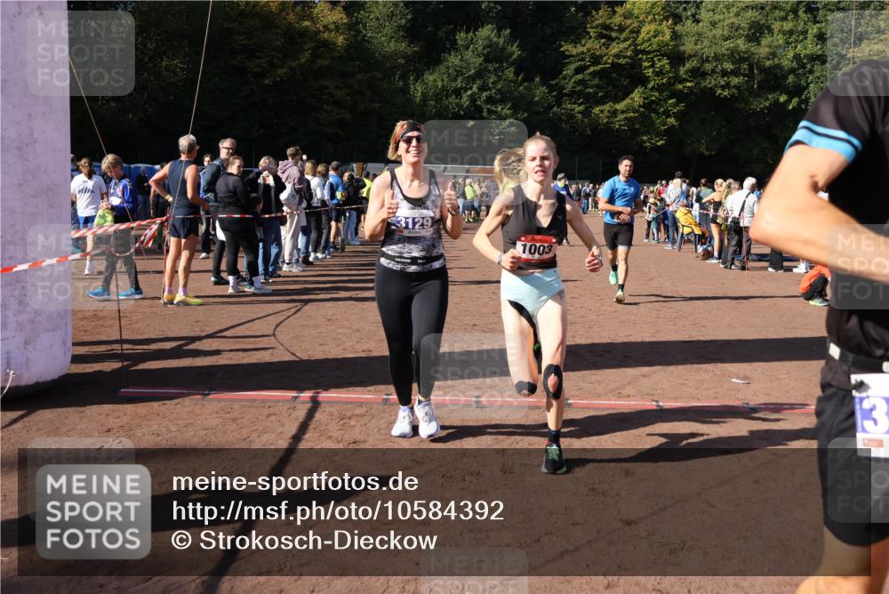 27.09.2026 - 35. Volkslauf durch das schöne Alstertal Strokosch-Dieckow http://msf.ph/oto/10584392 27.09.2026 11:36:21 Ziel 1003, 1432, 3129, 3182, 3183, 3310, 3957 meine-sportfotos.de