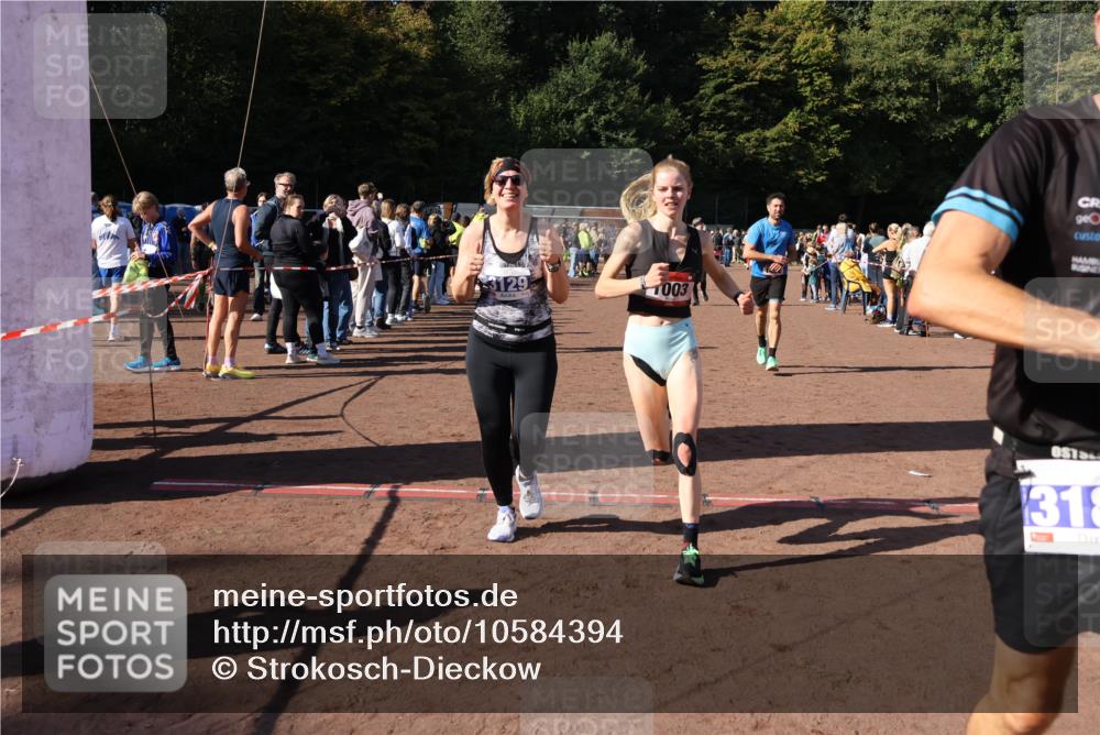 27.09.2026 - 35. Volkslauf durch das schöne Alstertal Strokosch-Dieckow http://msf.ph/oto/10584394 27.09.2026 11:36:21 Ziel 1003, 1432, 3129, 3182, 3183, 3310, 3957 meine-sportfotos.de