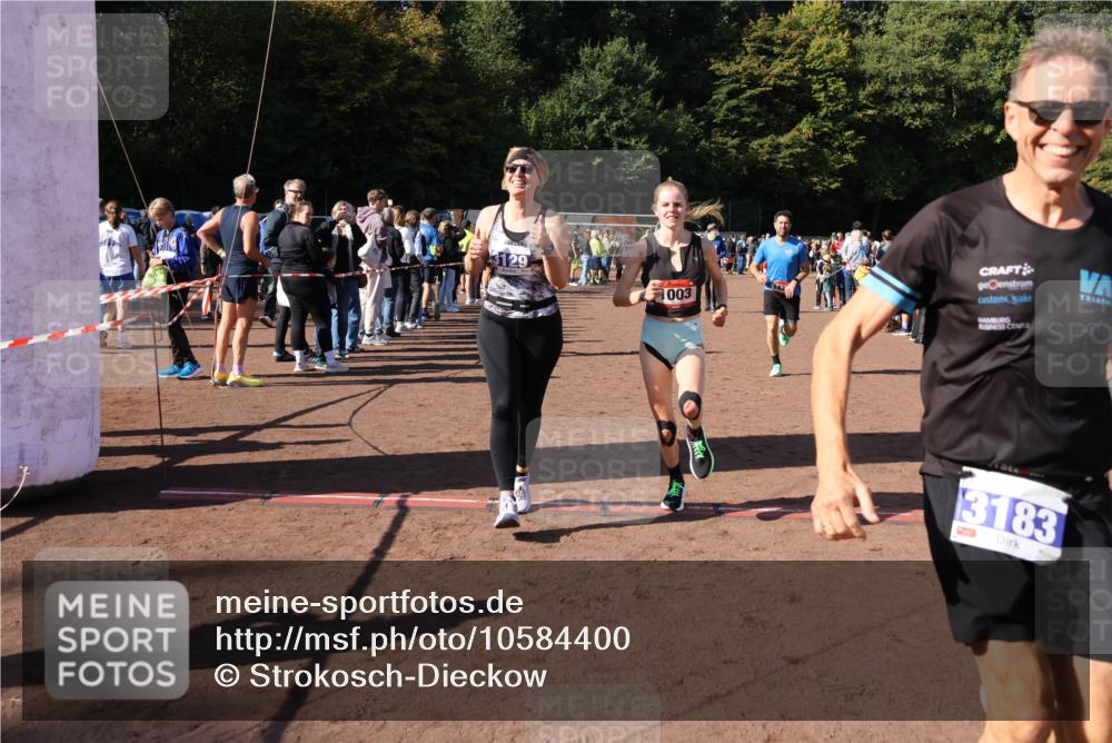 27.09.2026 - 35. Volkslauf durch das schöne Alstertal Strokosch-Dieckow http://msf.ph/oto/10584400 27.09.2026 11:36:21 Ziel 1003, 1432, 3129, 3182, 3183, 3310, 3957 meine-sportfotos.de