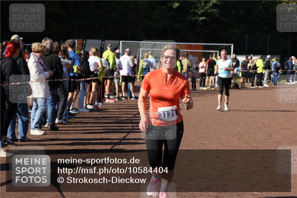27.09.2026 - 35. Volkslauf durch das schöne Alstertal Strokosch-Dieckow http://msf.ph/oto/10584404 27.09.2026 11:38:05 Ziel 2242, 3104, 3105, 3171 meine-sportfotos.de