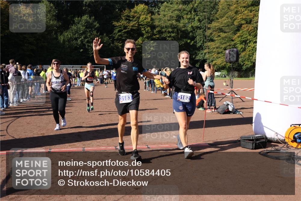 27.09.2026 - 35. Volkslauf durch das schöne Alstertal Strokosch-Dieckow http://msf.ph/oto/10584405 27.09.2026 11:36:20 Ziel 1003, 1432, 3129, 3182, 3183, 3310, 3957 meine-sportfotos.de