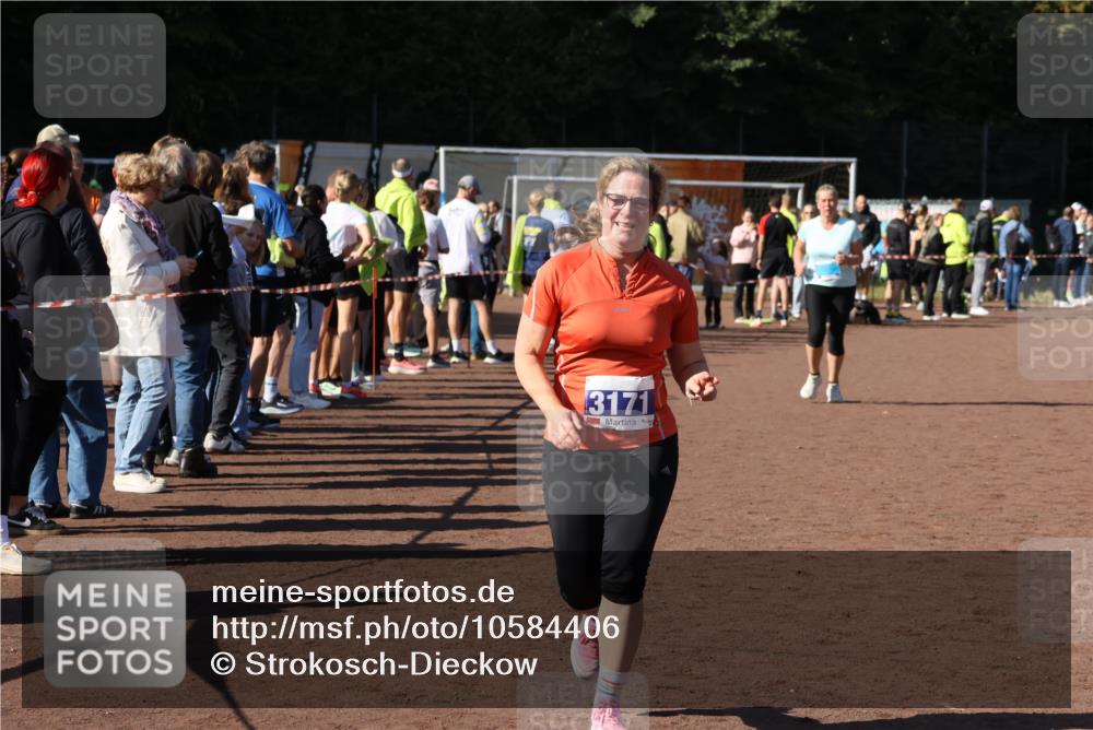 27.09.2026 - 35. Volkslauf durch das schöne Alstertal Strokosch-Dieckow http://msf.ph/oto/10584406 27.09.2026 11:38:05 Ziel 2242, 3104, 3105, 3171 meine-sportfotos.de