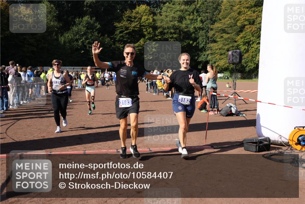 27.09.2026 - 35. Volkslauf durch das schöne Alstertal Strokosch-Dieckow http://msf.ph/oto/10584407 27.09.2026 11:36:20 Ziel 1003, 1432, 3129, 3182, 3183, 3310, 3957 meine-sportfotos.de