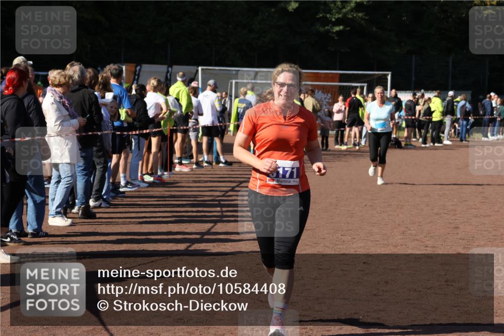 27.09.2026 - 35. Volkslauf durch das schöne Alstertal Strokosch-Dieckow http://msf.ph/oto/10584408 27.09.2026 11:38:05 Ziel 2242, 3104, 3105, 3171 meine-sportfotos.de