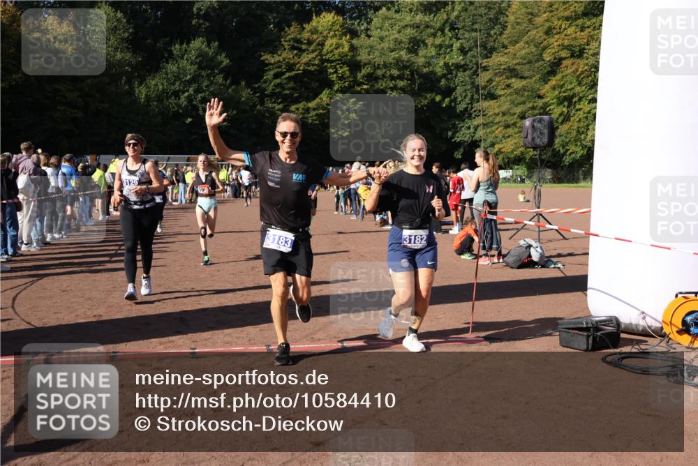 27.09.2026 - 35. Volkslauf durch das schöne Alstertal Strokosch-Dieckow http://msf.ph/oto/10584410 27.09.2026 11:36:20 Ziel 1003, 1432, 3129, 3182, 3183, 3310, 3957 meine-sportfotos.de
