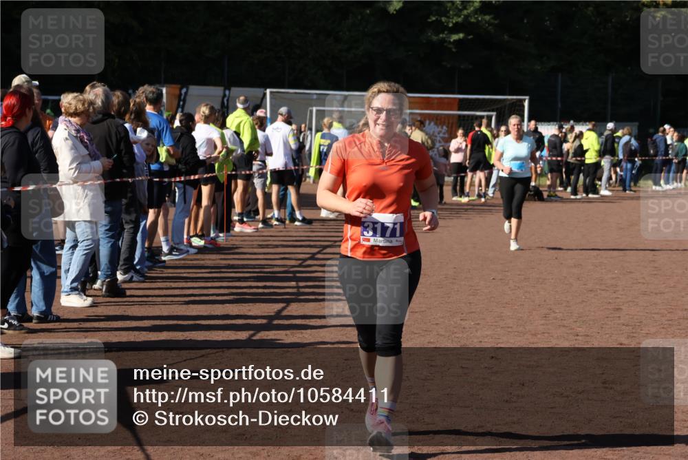 27.09.2026 - 35. Volkslauf durch das schöne Alstertal Strokosch-Dieckow http://msf.ph/oto/10584411 27.09.2026 11:38:05 Ziel 2242, 3104, 3105, 3171 meine-sportfotos.de