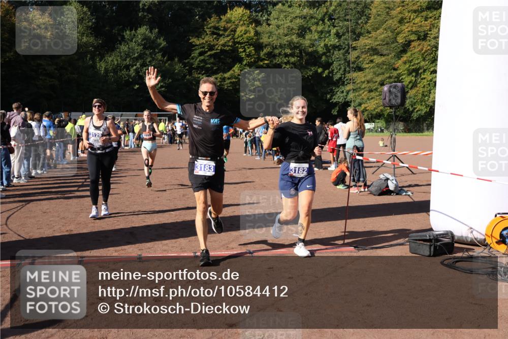 27.09.2026 - 35. Volkslauf durch das schöne Alstertal Strokosch-Dieckow http://msf.ph/oto/10584412 27.09.2026 11:36:20 Ziel 1003, 1432, 3129, 3182, 3183, 3310, 3957 meine-sportfotos.de