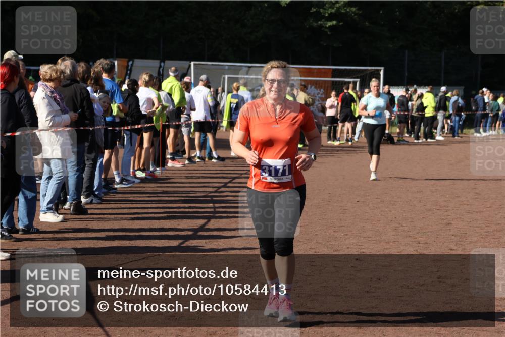 27.09.2026 - 35. Volkslauf durch das schöne Alstertal Strokosch-Dieckow http://msf.ph/oto/10584413 27.09.2026 11:38:05 Ziel 2242, 3104, 3105, 3171 meine-sportfotos.de