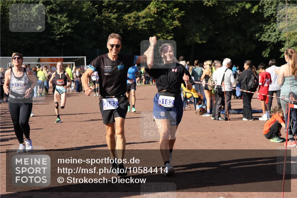 27.09.2026 - 35. Volkslauf durch das schöne Alstertal Strokosch-Dieckow http://msf.ph/oto/10584414 27.09.2026 11:36:18 Ziel 1003, 1432, 3129, 3182, 3183, 3407, 3408, 3957 meine-sportfotos.de