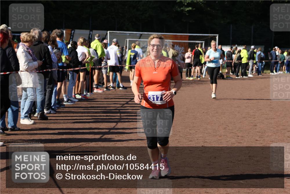 27.09.2026 - 35. Volkslauf durch das schöne Alstertal Strokosch-Dieckow http://msf.ph/oto/10584415 27.09.2026 11:38:05 Ziel 2242, 3104, 3105, 3171 meine-sportfotos.de