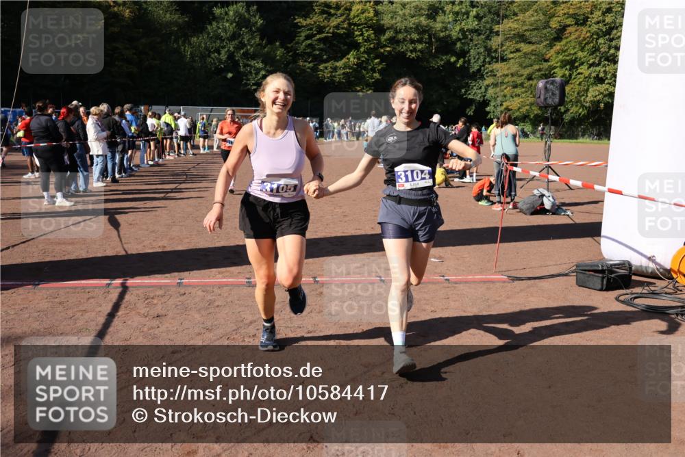 27.09.2026 - 35. Volkslauf durch das schöne Alstertal Strokosch-Dieckow http://msf.ph/oto/10584417 27.09.2026 11:38:03 Ziel 1431, 2242, 3104, 3105, 3171 meine-sportfotos.de