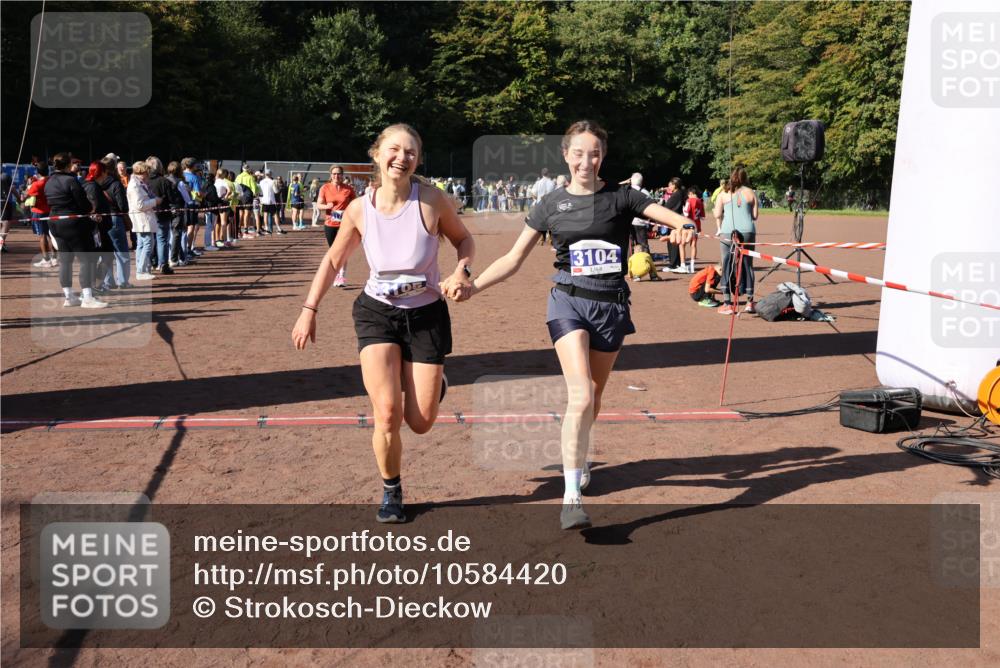27.09.2026 - 35. Volkslauf durch das schöne Alstertal Strokosch-Dieckow http://msf.ph/oto/10584420 27.09.2026 11:38:03 Ziel 1431, 2242, 3104, 3105, 3171 meine-sportfotos.de