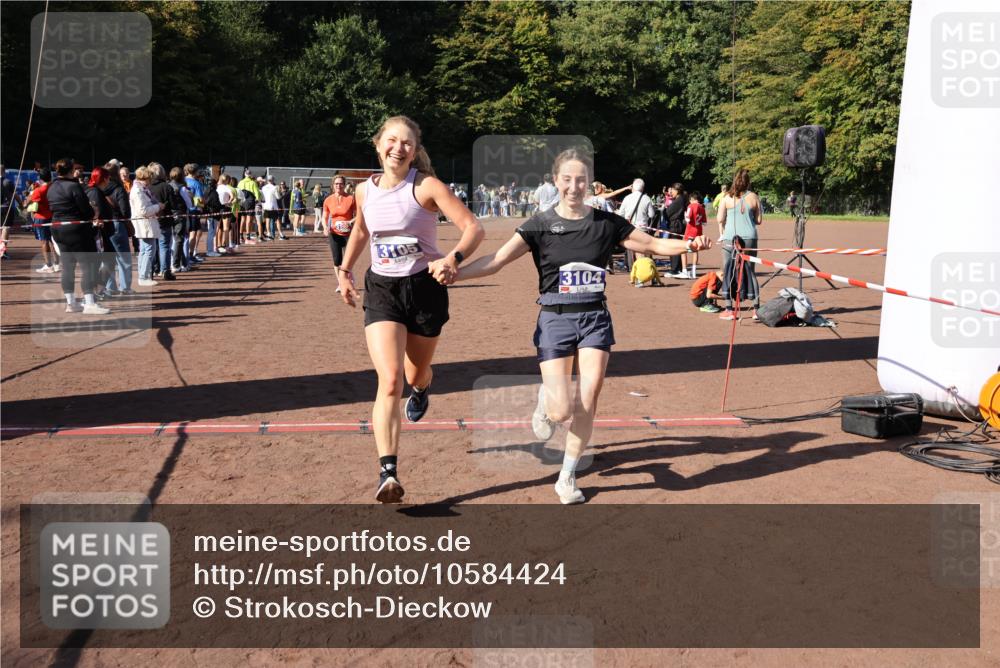 27.09.2026 - 35. Volkslauf durch das schöne Alstertal Strokosch-Dieckow http://msf.ph/oto/10584424 27.09.2026 11:38:03 Ziel 1431, 2242, 3104, 3105, 3171 meine-sportfotos.de