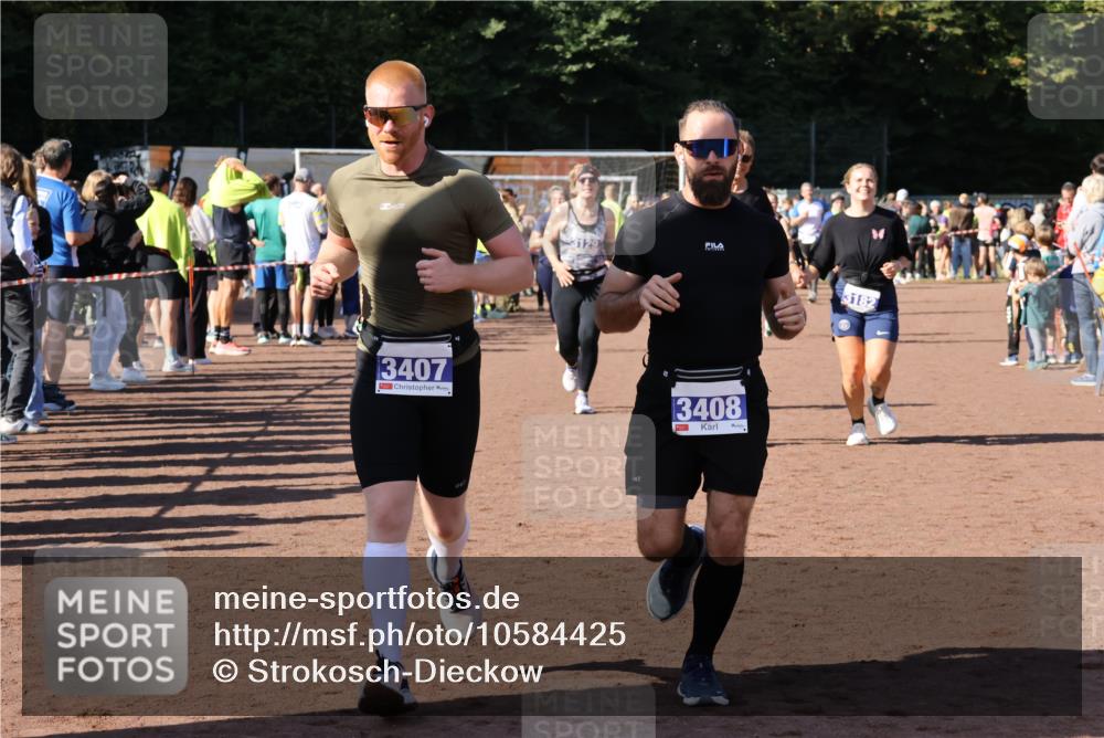 27.09.2026 - 35. Volkslauf durch das schöne Alstertal Strokosch-Dieckow http://msf.ph/oto/10584425 27.09.2026 11:36:15 Ziel 1003, 1432, 3129, 3182, 3183, 3407, 3408 meine-sportfotos.de