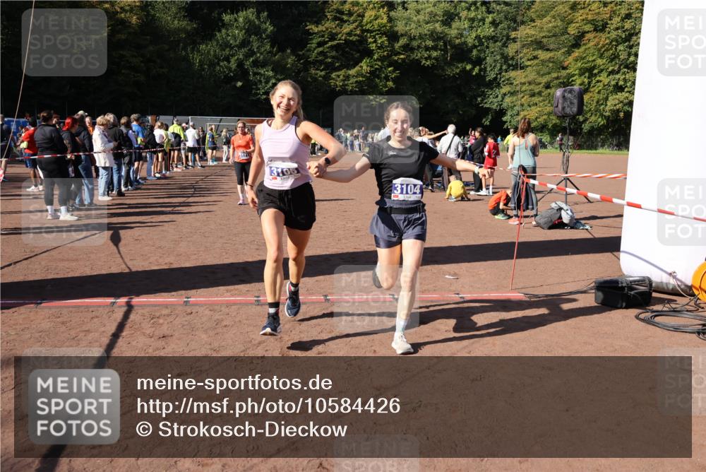 27.09.2026 - 35. Volkslauf durch das schöne Alstertal Strokosch-Dieckow http://msf.ph/oto/10584426 27.09.2026 11:38:03 Ziel 1431, 2242, 3104, 3105, 3171 meine-sportfotos.de
