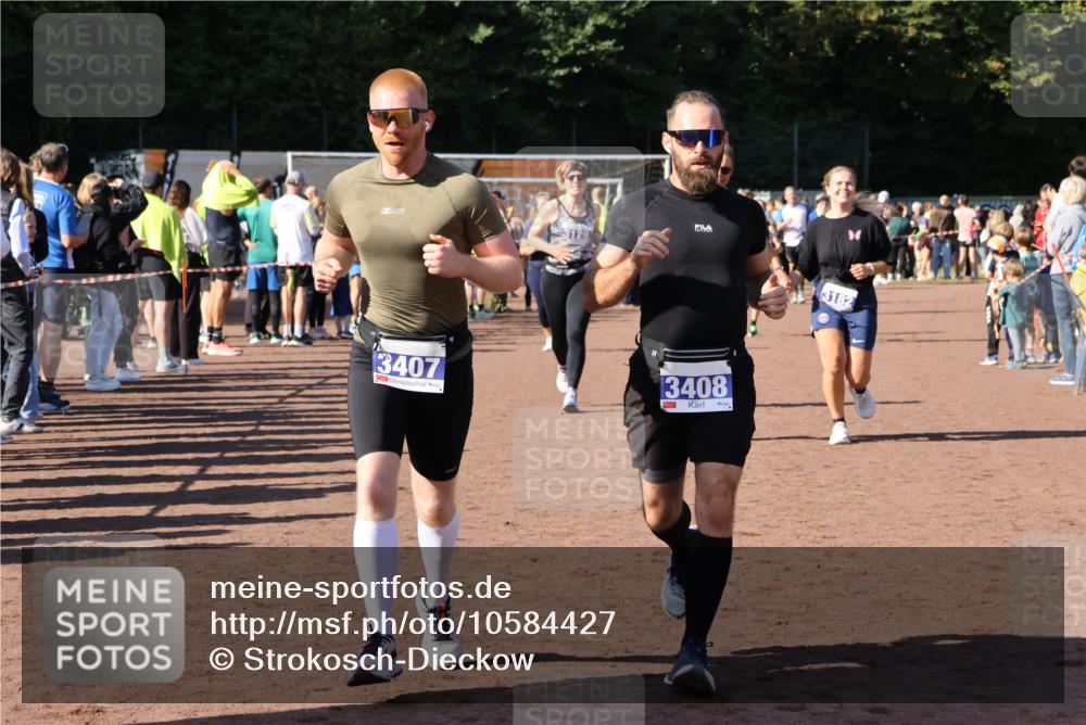 27.09.2026 - 35. Volkslauf durch das schöne Alstertal Strokosch-Dieckow http://msf.ph/oto/10584427 27.09.2026 11:36:15 Ziel 1003, 1432, 3129, 3182, 3183, 3407, 3408 meine-sportfotos.de