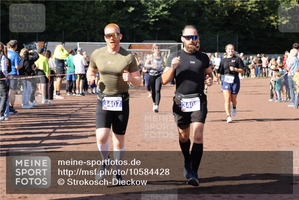 27.09.2026 - 35. Volkslauf durch das schöne Alstertal Strokosch-Dieckow http://msf.ph/oto/10584428 27.09.2026 11:36:15 Ziel 1003, 1432, 3129, 3182, 3183, 3407, 3408 meine-sportfotos.de