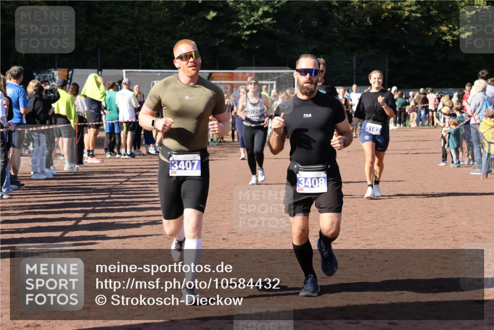 27.09.2026 - 35. Volkslauf durch das schöne Alstertal Strokosch-Dieckow http://msf.ph/oto/10584432 27.09.2026 11:36:15 Ziel 1003, 1432, 3129, 3182, 3183, 3407, 3408 meine-sportfotos.de