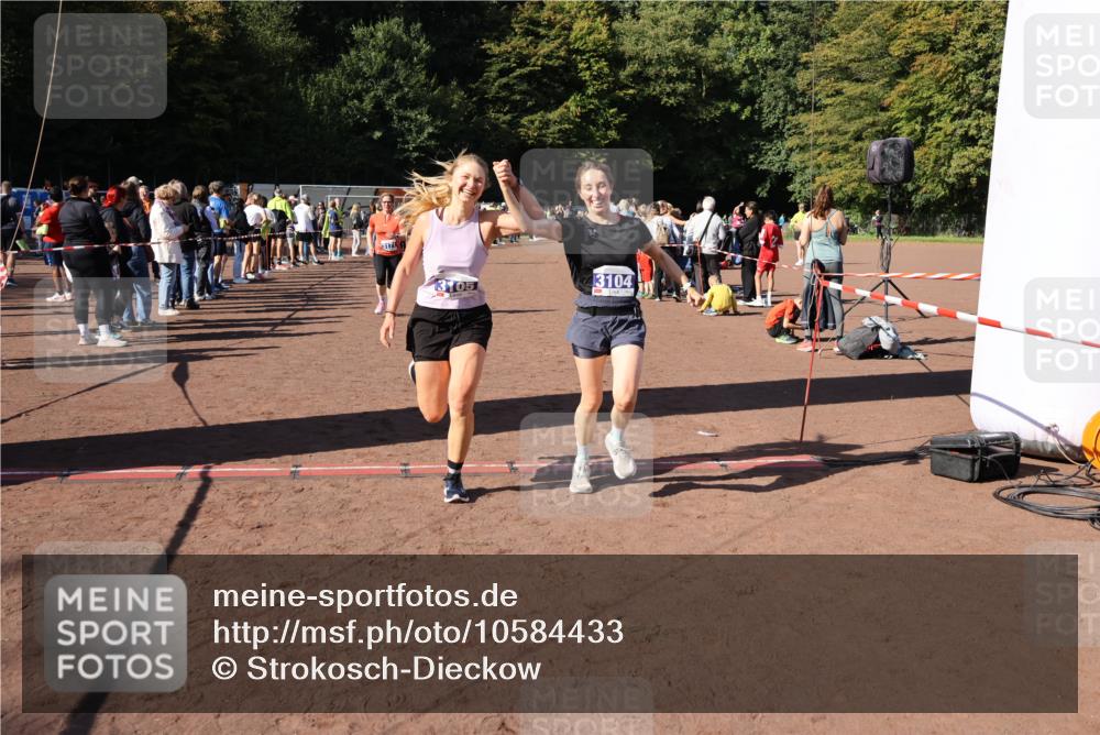 27.09.2026 - 35. Volkslauf durch das schöne Alstertal Strokosch-Dieckow http://msf.ph/oto/10584433 27.09.2026 11:38:02 Ziel 1431, 3104, 3105, 3171, 3240 meine-sportfotos.de