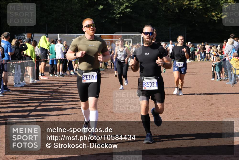 27.09.2026 - 35. Volkslauf durch das schöne Alstertal Strokosch-Dieckow http://msf.ph/oto/10584434 27.09.2026 11:36:15 Ziel 1003, 1432, 3129, 3182, 3183, 3407, 3408 meine-sportfotos.de
