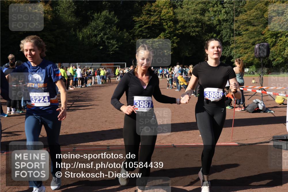 27.09.2026 - 35. Volkslauf durch das schöne Alstertal Strokosch-Dieckow http://msf.ph/oto/10584439 27.09.2026 11:36:09 Ziel 3224, 3225, 3407, 3408, 3986, 3987 meine-sportfotos.de