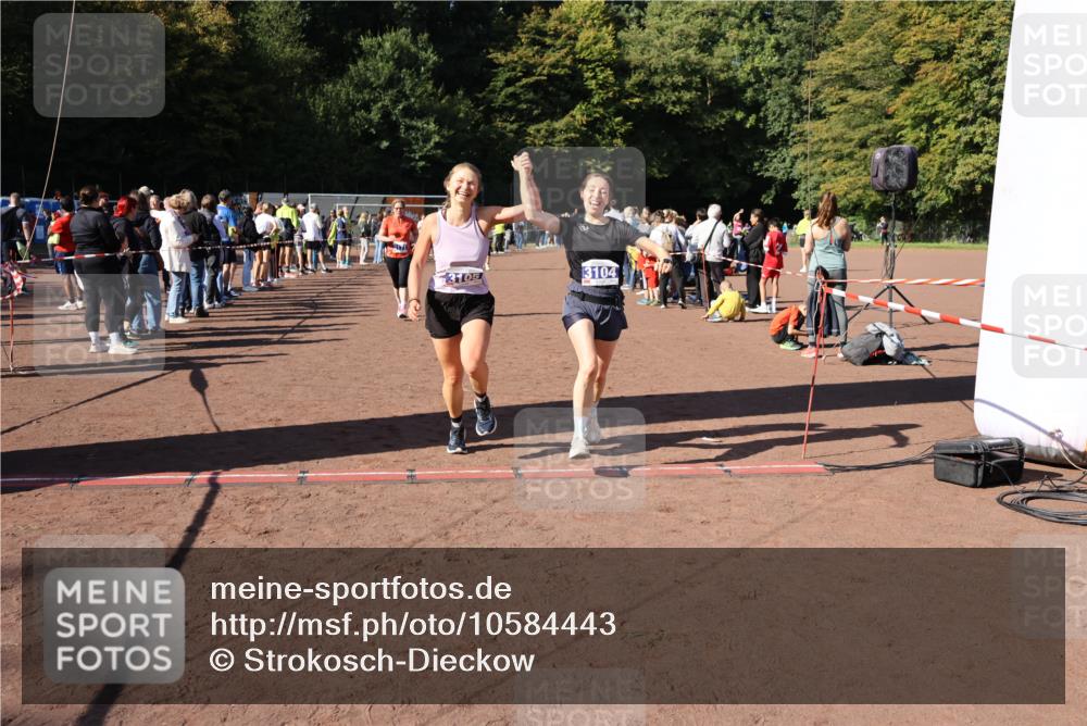 27.09.2026 - 35. Volkslauf durch das schöne Alstertal Strokosch-Dieckow http://msf.ph/oto/10584443 27.09.2026 11:38:02 Ziel 1431, 3104, 3105, 3171, 3240 meine-sportfotos.de