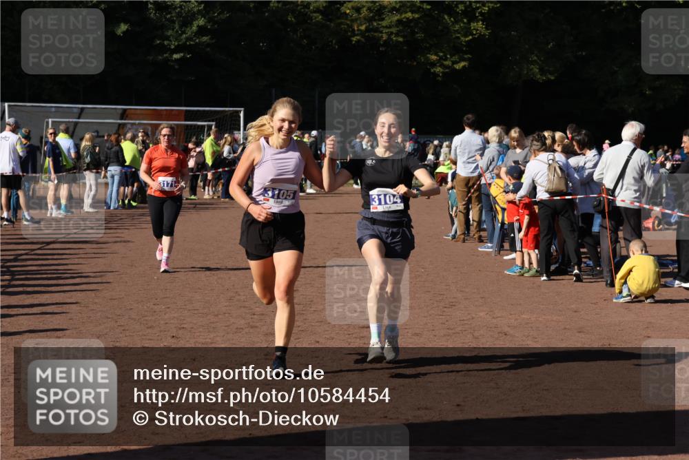 27.09.2026 - 35. Volkslauf durch das schöne Alstertal Strokosch-Dieckow http://msf.ph/oto/10584454 27.09.2026 11:38:01 Ziel 1431, 3104, 3105, 3171, 3240 meine-sportfotos.de
