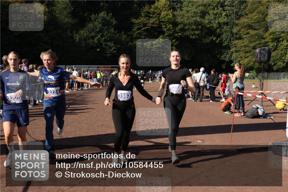 27.09.2026 - 35. Volkslauf durch das schöne Alstertal Strokosch-Dieckow http://msf.ph/oto/10584455 27.09.2026 11:36:08 Ziel 3224, 3225, 3407, 3408, 3986, 3987 meine-sportfotos.de