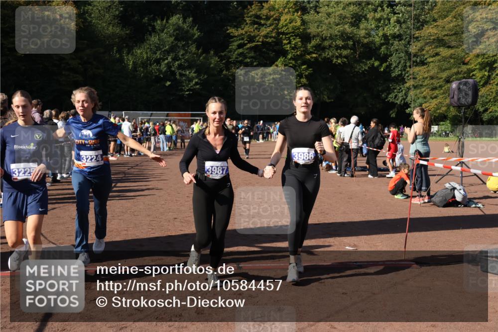 27.09.2026 - 35. Volkslauf durch das schöne Alstertal Strokosch-Dieckow http://msf.ph/oto/10584457 27.09.2026 11:36:08 Ziel 3224, 3225, 3407, 3408, 3986, 3987 meine-sportfotos.de