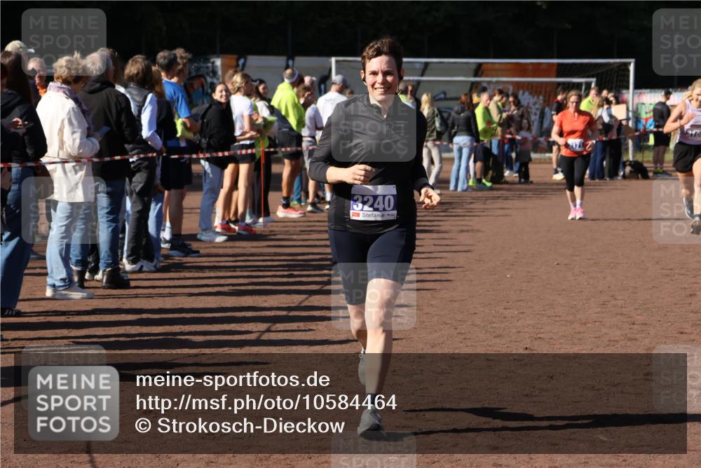 27.09.2026 - 35. Volkslauf durch das schöne Alstertal Strokosch-Dieckow http://msf.ph/oto/10584464 27.09.2026 11:37:57 Ziel 1431, 3104, 3105, 3171, 3240 meine-sportfotos.de