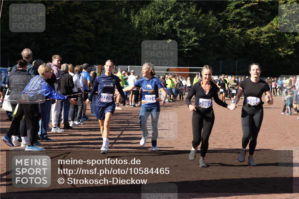 27.09.2026 - 35. Volkslauf durch das schöne Alstertal Strokosch-Dieckow http://msf.ph/oto/10584465 27.09.2026 11:36:07 Ziel 3224, 3225, 3407, 3408, 3986, 3987 meine-sportfotos.de