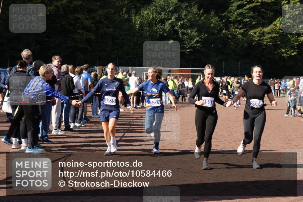 27.09.2026 - 35. Volkslauf durch das schöne Alstertal Strokosch-Dieckow http://msf.ph/oto/10584466 27.09.2026 11:36:07 Ziel 3224, 3225, 3407, 3408, 3986, 3987 meine-sportfotos.de